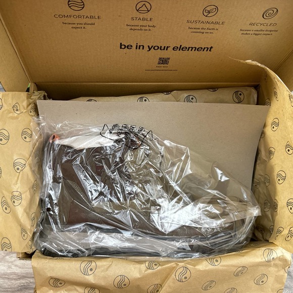 NIB Earth Elements 10M Skill Snow Winter Chukka Lug Sole Boots Suede Taupe - Picture 11 of 11